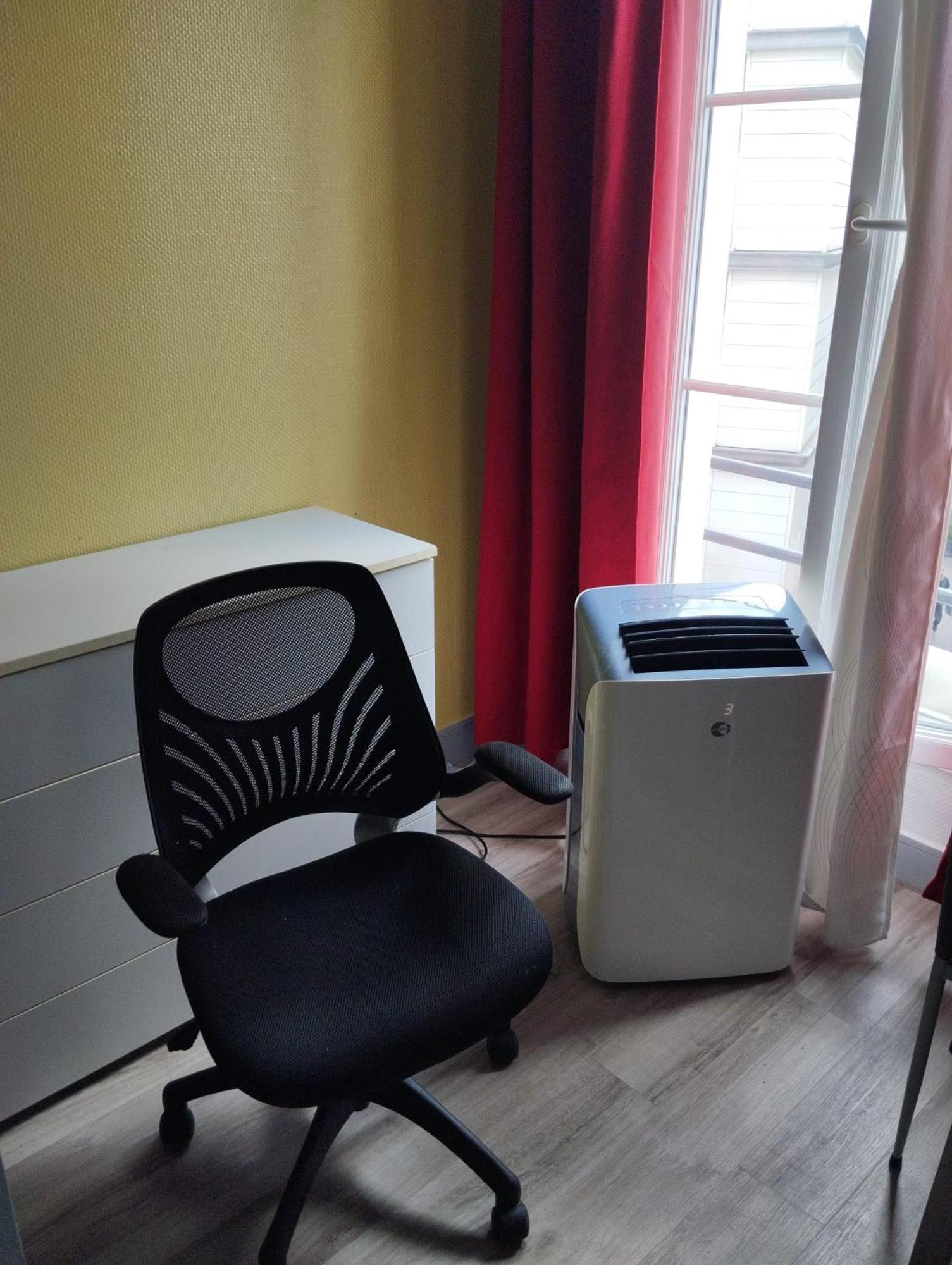 Studio Charmant A Place De Clichy Paris Exterior foto
